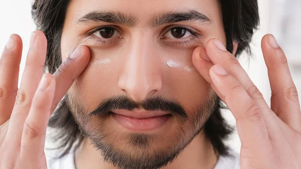 Mannelijke Reinigingscrème Huidverzorging Aantrekkelijke Zelfverzekerde Man Met Baard Snor Aanbrengen — Stockfoto
