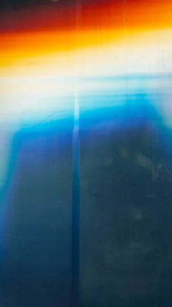 古いフィルムオーバーレイ ほこりの傷の騒音 風化した食感 青オレンジ白ライトフレア汚れ汚れ上の暗い遭難透明画面イラストアブストラクト背景 — ストック写真
