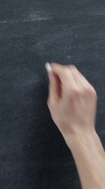 Dikey video. Para jestleri. Kârlı bir yatırım. Erkek eli kadınlardan yıllık gelir alıyor..