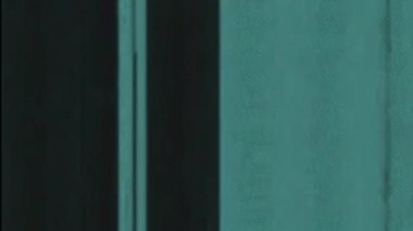 Analog TV arızası. Eski televizyon efekti. Mavi siyah gerçek VHS titreşimli statik bozulma kötü sinyal kusuru soyut arkaplan.