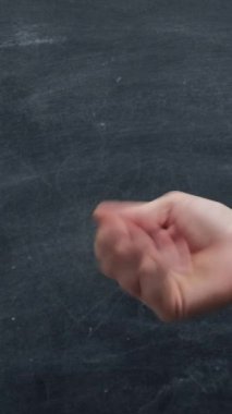 Dikey video. Güvenli bir işlem. Erkek el şakası yapan kadın, 2 jest şablonundan oluşan karatahta kredi kartı veriyor..