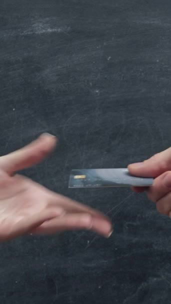 垂直录像 家庭财政 不靠谱的钱妻子在4个手势的黑板上拿回丈夫的信用卡 — 图库视频影像