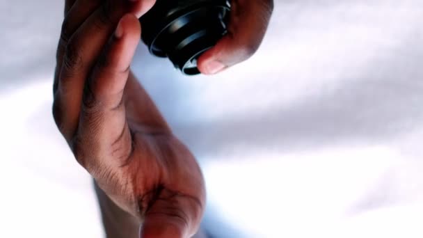 Vertikales Video Rasierschaum Gesichtspflege Pflege Routine Großaufnahme Von Männlichen Händen — Stockvideo