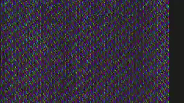 Vhsグリッチ 信号が悪い 古いビデオテープの損傷 濃い黒の抽象的な背景に紫の青の緑の色の本物の穀物アナログ静的ノイズアーティファクト — ストック動画