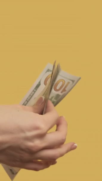 Vídeo Vertical Gesto Mano Cuenta Ahorros Mujer Contando Dólares Sobre — Vídeo de stock