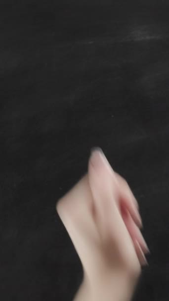垂直ビデオ 指を狙え 広告の背景 女性手カウントとともにクリック手以上黒黒板コピースペースセット3ジェスチャー — ストック動画