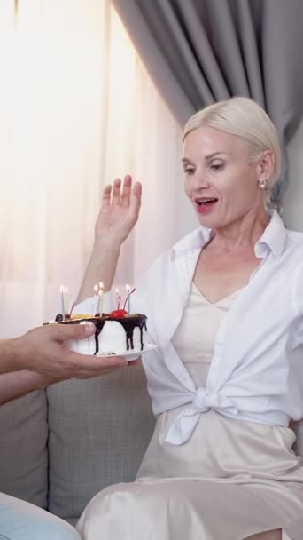 Vertikales Video Geburtstagsüberraschung Glückliches Paar Feiertagsfeier Fröhlicher Mann Überreicht Erstaunten — Stockvideo