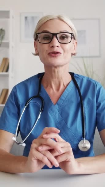 Vertikal Video Nätmöte Kvinnlig Läkare Virtuell Hälsning Inspirerad Kvinna Medicinsk — Stockvideo