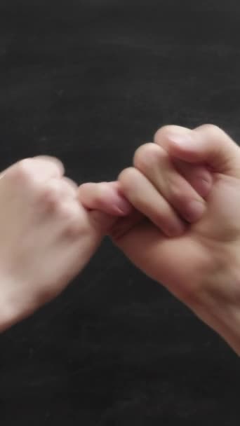 垂直录像 承诺标志 友好的问候男人女人用3个手势用黑板骂脏话 — 图库视频影像