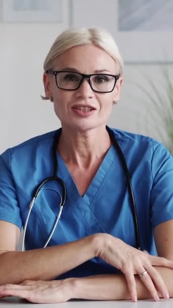 Κάθετο Βίντεο Online Συνέδριο Γυναίκα Γιατρός Εικονική Αναφορά Γυναίκα Γυαλιά — Αρχείο Βίντεο