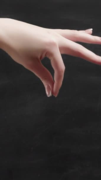 Κάθετο Βίντεο Διαφημίσεις Προώθηση Προϊόντων Γυναικείες Άκρες Δακτύλων Σέρνοντας Έξω — Αρχείο Βίντεο