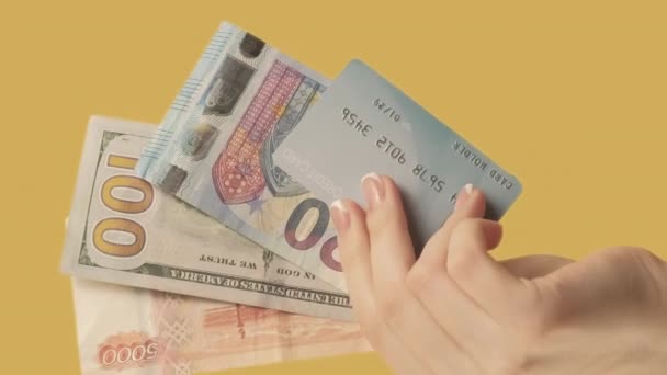 Vídeo Vertical Transação Internacional Moeda Estrangeira Mulher Com Dinheiro Cartão — Vídeo de Stock