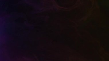 Renkli flaş. Duman dokusu. Yangın alarmı. Kırmızı üzerine koyu siyah soyut arkaplan çekimi üzerinde parlak yeşil, parlak, parlak, neon mavisi bir duman..