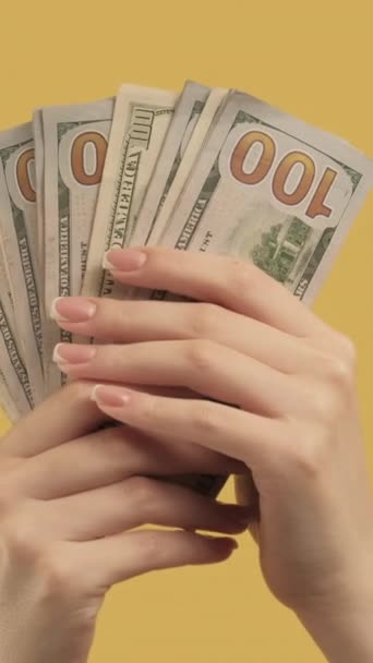 Vertikální Video Peněžní Gesta Bankovní Vklad Žena Ruka Drží Dolar — Stock video