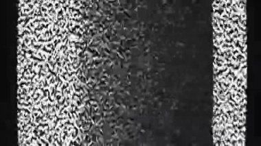 Tahıl gürültüsü analog hatası. Eski TV kötü sinyal veriyor. Siyah beyaz gerçek VHS statik bozulma objeleri eski televizyon karanlık soyut arkaplan.