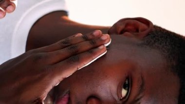 Dikey video. Tıraş rutini. Cilt bakımı. Sabah bakımı. Kendine güvenen bir adamın beyaz nemlendirici yüz köpüğü krem kozmetik ürünü uygulaması..