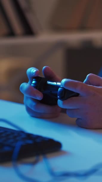 垂直录像 游戏的人 网络乐趣 晚上娱乐 无法辨认的休闲人坐在家里黑暗的灯光下 在电脑上玩着游戏机 — 图库视频影像