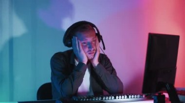 Sıkıcı akış. Gece yorgunluğu. Kulaklık takmış yorgun bir adam, neon ışıklı odada oturup, başsız halkalar sallayan can sıkıcı vlog 'u izliyor..