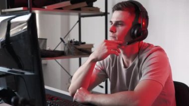 Yazılım geliştirme. Dalgın programcı. Ciddi bir oyuncu. Kulaklıklı düşünceli bir adam çenesini ovalıyor, kusursuz bir döngü çiziyor oyun akışını seyrediyor, iş yerinde oyun başlıyor..