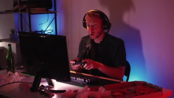 Game Cyber Wettbewerb Verärgerte Enttäuschte Männliche Spieler Mit Kopfhörern Spielen — Stockvideo
