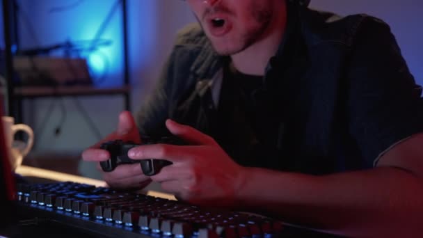 Gece Eğlencesi Heyecanlı Bir Oyuncu Yerinde Bilgisayar Klavye Çalan Tanınmayan — Stok video