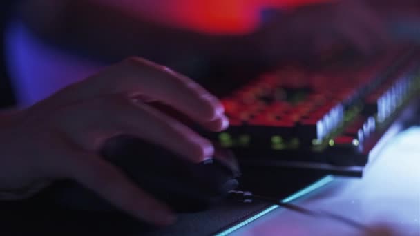 游戏的乐趣 网络竞争 晚上娱乐 男性在黑暗中使用鼠标和键盘在网上玩电脑游戏 — 图库视频影像