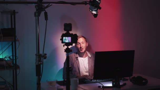 Vlog 디지털 마케팅 즐거운 남자가 어두운 내부에서 대화를 나누는 인사를 — 비디오