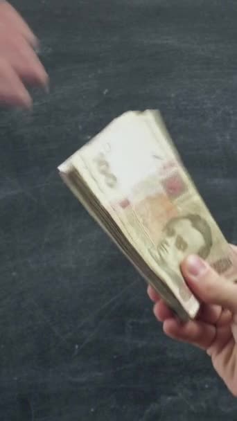 Video Vertical Gestul Banilor Schimbul Valutar Mână Bărbat Dând Bancnote — Videoclip de stoc