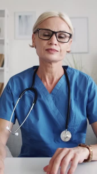 Dikey Video Sanal Toplantı Meşgul Kadın Doktor Endişeli Orta Yaşlı — Stok video