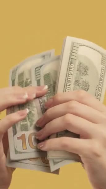 Vertikales Video Geld Gestikuliert Finanzkrise Frau Reicht Zählende Dollars Auf — Stockvideo