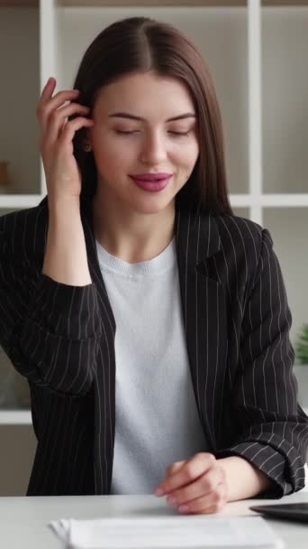 垂直录像 女性领导 职业经历 办公室内部有自信微笑 可爱的商务女经理形象 — 图库视频影像