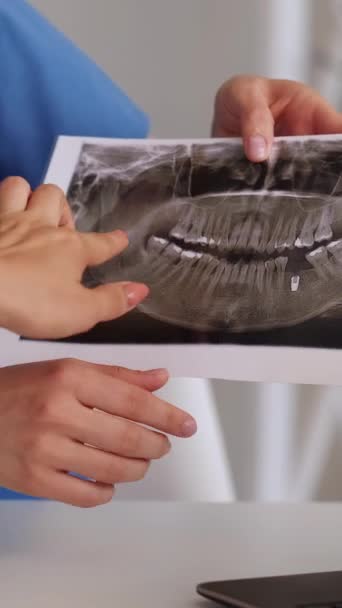 Vertikales Video Zahnradiologe Zähne Röntgen Mundpflege Ärztin Nicht Wiederzuerkennen Kieferorthopädin — Stockvideo