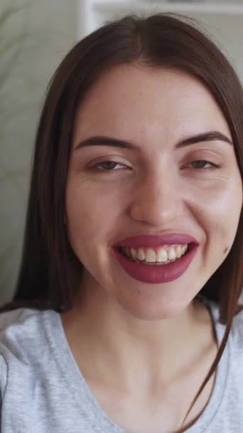 Vertikales Video Streaming Frau Einflussblog Online Kommunikation Glückliches Mädchen Gespräch — Stockvideo