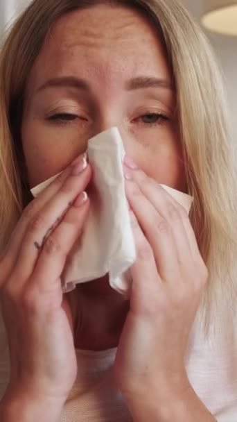 垂直ビデオ 病気の女性 インフルエンザの症状だ 季節性アレルギー Unwell悲しいです女性打撃鼻で組織苦しみ鼻水キャッチ寒さ — ストック動画