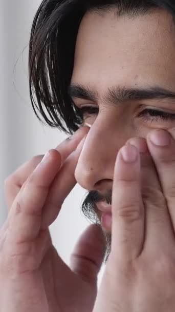Vídeo Vertical Crema Limpiadora Masculina Cuidado Piel Atractivo Hombre Seguro — Vídeo de stock