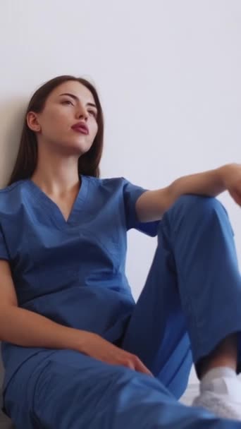 Вертикальное Видео Уставший Доктор Медицинская Профессия Задумчивая Женщина Сидит Полу — стоковое видео