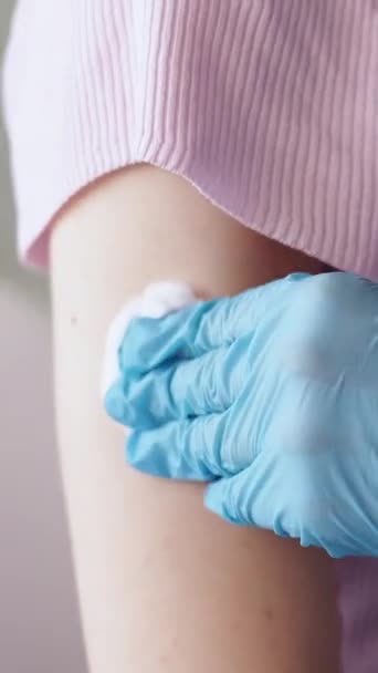 Vertikální Video Vakcína Virová Prevence Zdravotní Péče Nerozpoznatelný Lékař Rukavicích — Stock video
