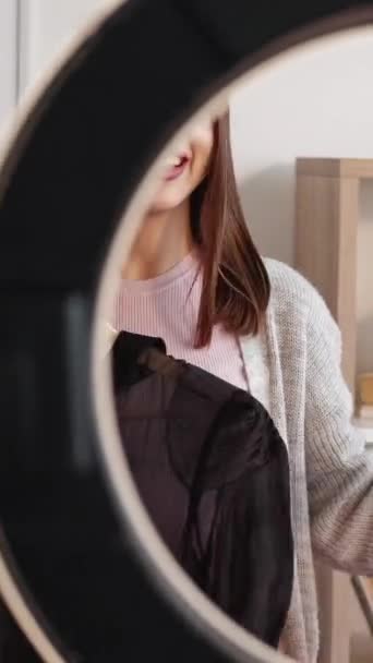 Κάθετο Βίντεο Βλογκ Μόδας Online Αναθεώρηση Ρούχα Χαμογελαστή Γυναίκα Στυλίστας — Αρχείο Βίντεο