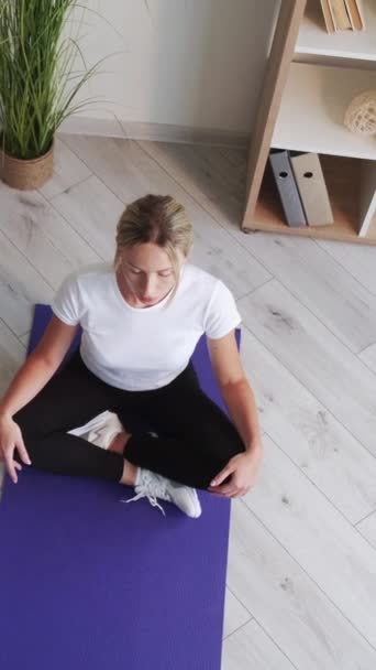 Vídeo Vertical Yoga Casa Treino Pacífico Prática Espiritual Calmo Relaxado — Vídeo de Stock