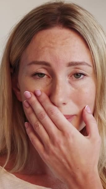 Vertikales Video Weinende Frau Enttäuschung Bedauert Hoffnungslosigkeit Empörte Dame Die — Stockvideo