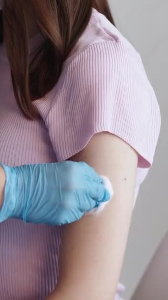 Verticale Video Viruspreventie Vrouwelijke Patiënt Covid Vaccinatie Onherkenbare Verpleegkundige Pleister — Stockvideo