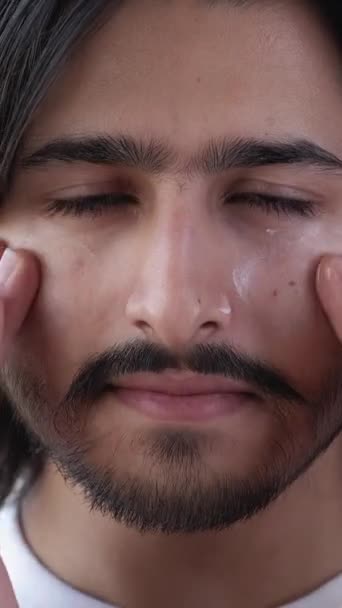 Vertikal Video Huden Återfuktande Ansiktsvård Attraktiv Säker Man Med Skägg — Stockvideo