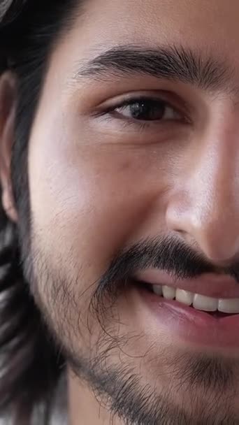 Vídeo Vertical Cuidado Barba Aseo Facial Cara Sonriente Chico Atractivo — Vídeo de stock