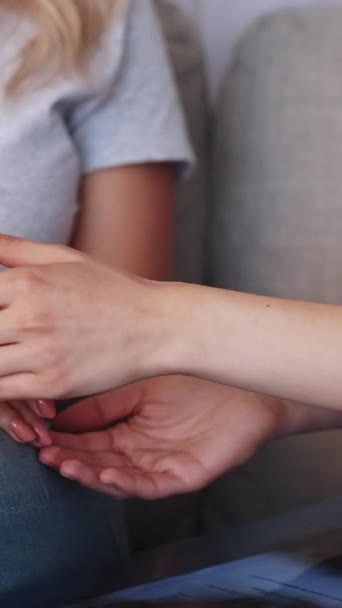 Dikey Video Doktor Tıbbi Bakımı Destekliyor Steteskoplu Tanınmayan Bir Kadın — Stok video