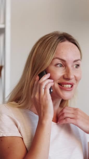 Pionowe Wideo Rozmowa Przez Telefon Przyjazny Telefon Inspirująca Pozytywna Kobieta — Wideo stockowe