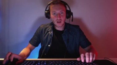 Oyun hatası. Çaresiz oyuncu. Kulaklıklı mutsuz adam esport oynuyor. Turnuva arkadaşlarıyla seviye konuşmayı deniyor. Yarışma kaybediliyor..