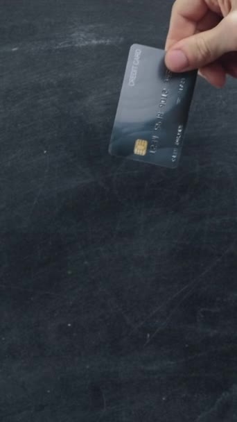 Verticale Video Frauduleuze Investering Handgebaren Man Verliest Credit Card Voor — Stockvideo