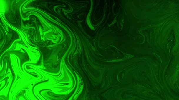 流体の混合物 インクの水 酸液だ 毒性の毒だ ダークネオングリーンの輝く油絵具が大理石の渦のテクスチャをブレンド アブストラクトアートバックショットOn Red — ストック動画