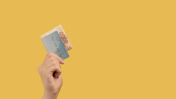 Przelew Bez Gotówki Zysk Finansowy Kobieta Ręka Pokazuje Rubli Karty — Zdjęcie stockowe