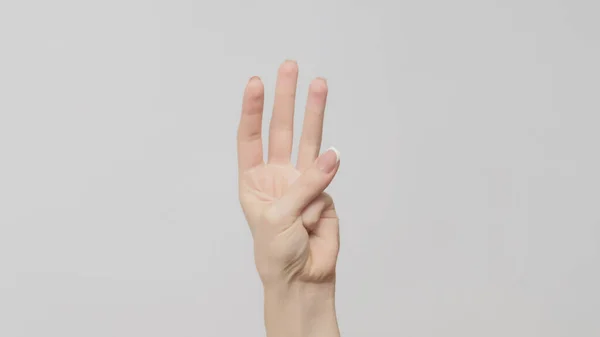 Рука Жестикулює Три Числа Жінка Показує Пальці Тріо Світло Сірому — стокове фото